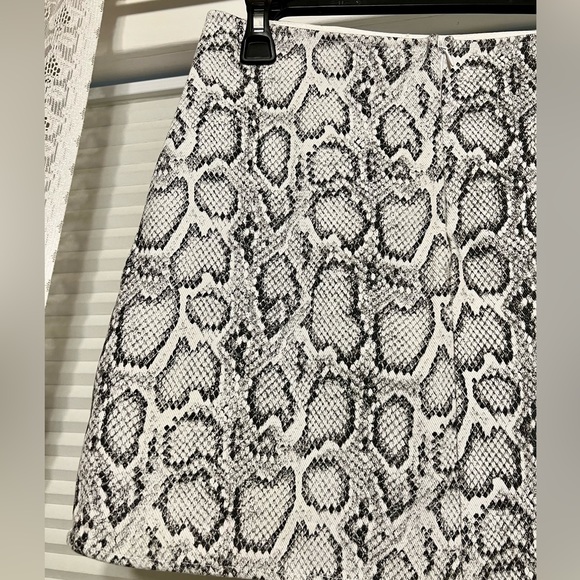 Vici brand white, grey & black snakeskin print mini skirt with slit size Medium - Picture 6 of 14